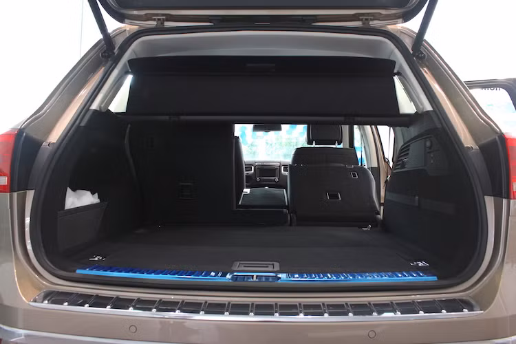 Các phiên bản Touareg ở Việt Nam đều chỉ có 5 ghế ngồi, thay vì có lựa chọn 7 chỗ như ở nước ngoài. Mặc dù vậy, do có ít chỗ ngồi hơn nên khoang hành lý của xe có thể tích lên tới 580 lít và có thể mở rộng tối đa 1642 lít bằng cách gập hàng ghế sau.