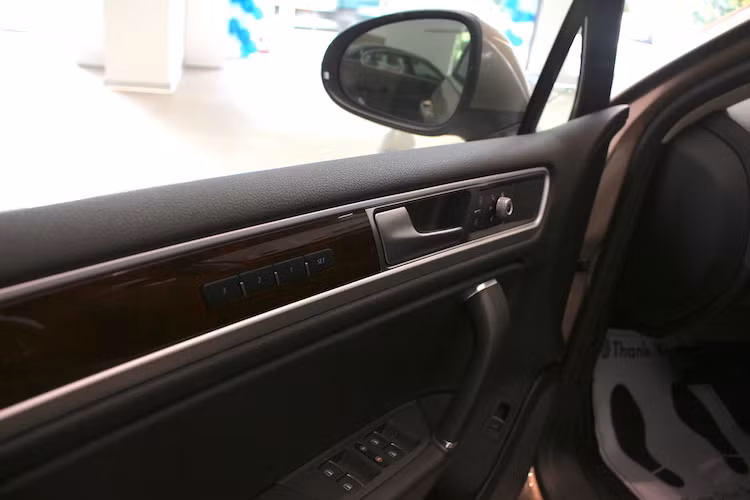 Chất lượng các chi tiết sử dụng trong nội thất của Touareg cũng khó có thể chê được khi chiếc xe sở hữu cabin bọc da mềm mại cùng các chi tiết trang trí ốp nhôm mờ và gỗ cao cấp vừa cổ điển, vừa hiện đại.