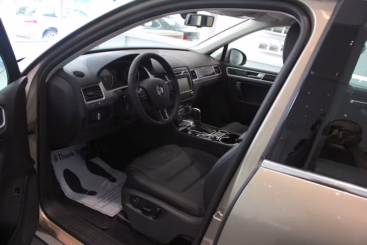 Nội thất của Touareg gây ấn tượng bởi vẻ đẹp sang trọng theo phong cách châu Âu. Hàng ghế trước của xe có các ghế ngồi khá ôm theo kiểu xe thể thao, với những múi chần chỉ ngang khỏe khoắn trên bề mặt lưng và đệm ghế ngồi. Cả 2 ghế trước của xe đều có chức năng chỉnh điện và ghi nhớ 3 vị trí.