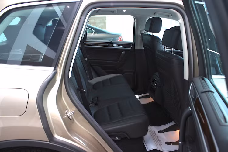 Với kích thước tương đối lớn, sự rộng rãi của hàng ghế sau trên Touareg cũng không có gì phải phàn nàn. Lưng các ghế ngồi của xe có thể gập 60/40 bằng cần gạt bên dưới đệm ghế ngồi hoặc nút bấm ở khoang hành lý phía sau.