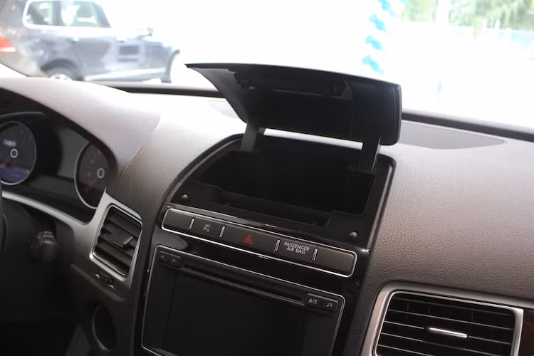 Là thương hiệu xe dành cho đại chúng, chính vì vậy độ tiện lợi bên trong cabin là một yếu tố được Volkswagen chú ý khi thiết kế Touareg. Rải rác bên trong khoang lái của xe là nhiều vị trí hộc đựng đồ, trong đó hộp ở bảng điều khiển trung tâm có ổ điện 12V và nằm trên bảng táp-lô là một hộp nhỏ có nắp để chứa điện thoại, kính râm hay một số món đồ nhỏ...