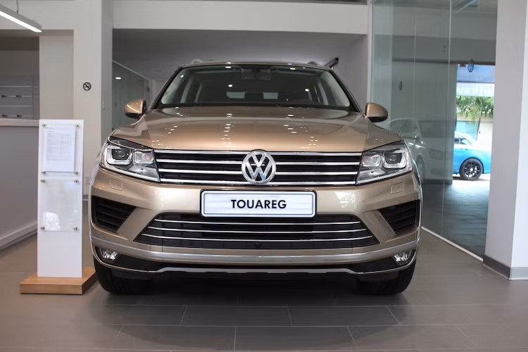 Dù sử dụng chung cơ sở với Audi Q7 và Porsche Cayenne tuy nhiên so với 2 chiếc xe còn lại, Touareg sở hữu thiết kế giản dị hơn. Tuy nhiên, điều đó không có nghĩa là chiếc xe kém cao cấp và hấp dẫn. Với ngôn ngữ thiết kế mới nhất của Volkswagen, Touareg có "bộ mặt" liền lạc nhờ lưới tản nhiệt mạ chrome liền mạch với đèn pha, các khe hút gió tứ giác hai bên cứng cáp và đèn sương mù giấu gọn bên dưới cản trước.