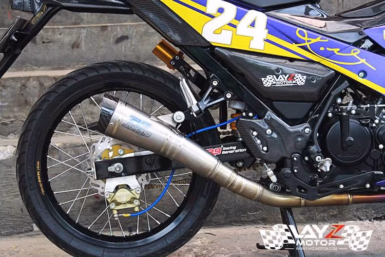 "Dàn chân" của xe cũng đã được chú ý với việc thay bánh căm với niềng Excel, đồng thời nâng cấp hệ thống phanh với heo Brembo 4 pis ở bánh trước và 2 pis đối xứng ở bánh sau. Riêng hệ thống phuộc sau còn được nâng cấp lên phuộc Ohlins monoshock.