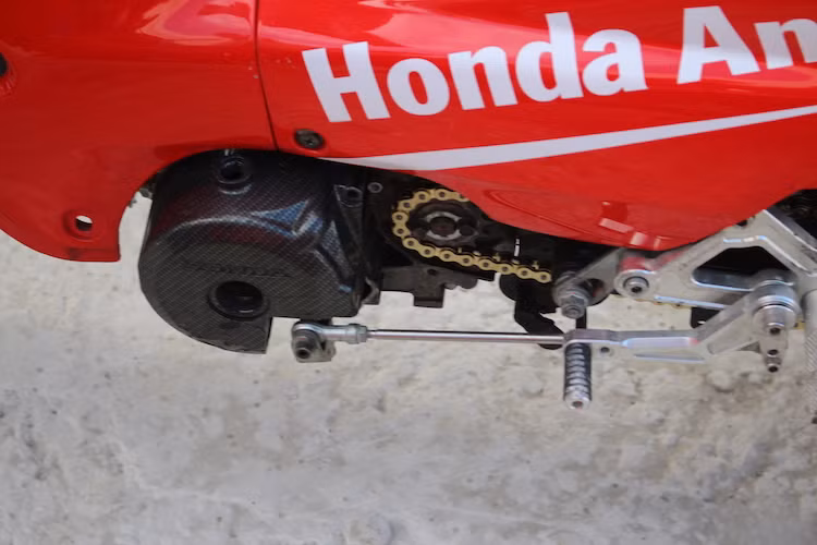 Động cơ của những chiếc xe đua hạng bán chuyên đều dựa trên cơ sở máy 110 cc của Honda Wave. Mỗi lò độ có quyền độ lại máy tùy thích ở hạng đấu này, nhưng buộc phải tuân thủ theo quy định piston của ban tổ chức giải đề ra.