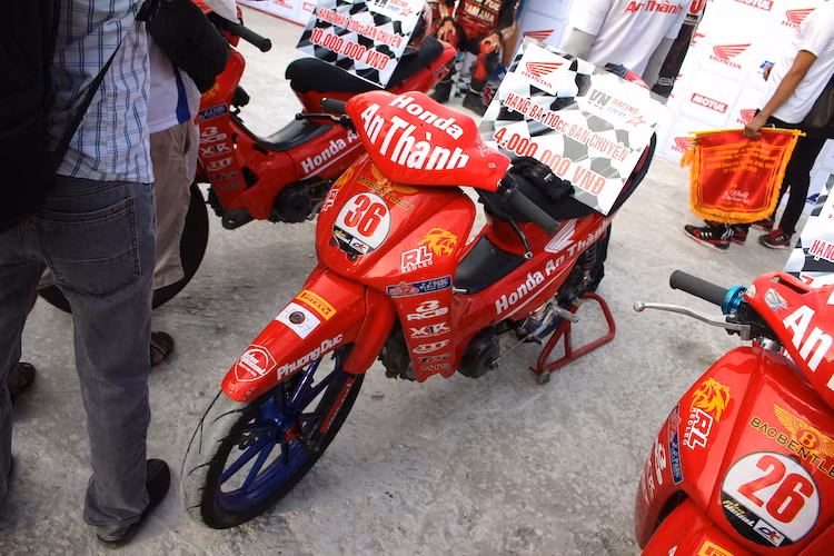 Ở hạng đua bán chuyên này, những chiếc xe đua đều là Honda Wave 110, nhưng đã được các lò độ "chế cháo" lại dựa trên một "bài" khá giống nhau, nhưng chủ yếu vẫn là rút gon và giảm trọng lượng xe.