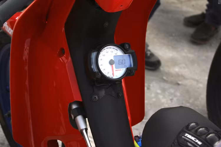 Do tay đua luôn tập trung tối đa vào con đường trước mắt và đầu xe đã được chế mủ kín nên một đồng hồ Koso RX2n đã được gắn ở lườn để giúp người lái đọc thông tin về tốc độ và vòng tua máy. Bên dưới là cây trợ lực nhằm ổn định đầu xe ở tốc độ cao.