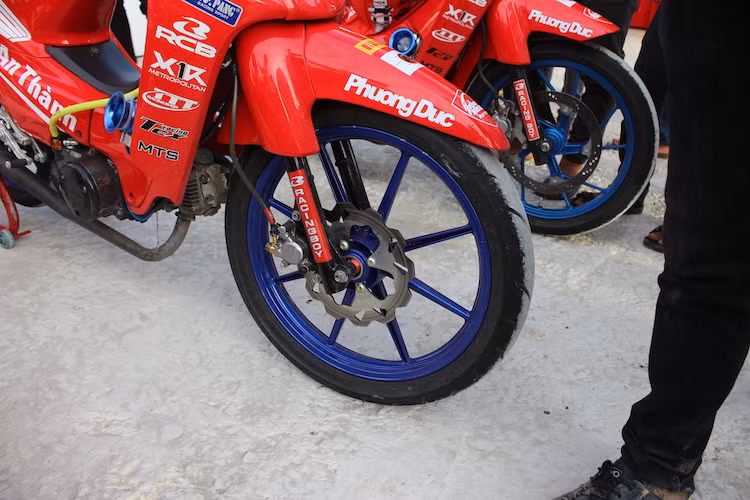 Ở phía trước, những chiếc xe đều có phuộc và dè nguyên bản, nhưng được độ lại hệ thống phanh để trở nên an toàn hơn ở tốc độ cao. Chiếc xe của nhà vô địch hạng đua bán chuyên là Tô Hà Đông Nghi được trang bị heo Nissin kèm đĩa Galfer.