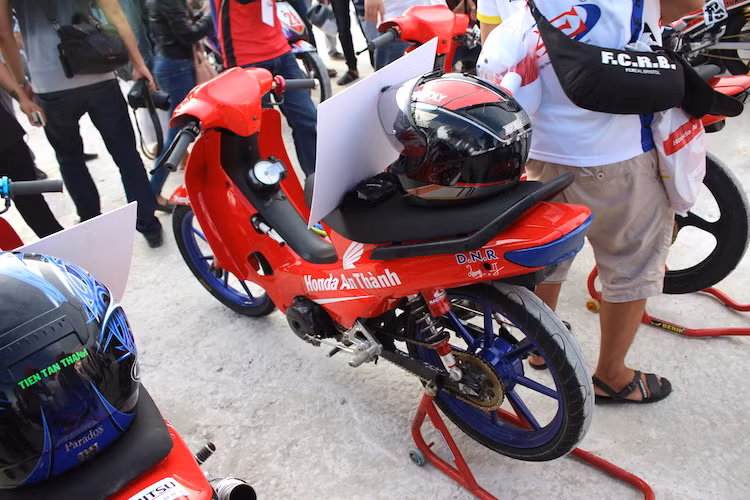 Ở trên thể thức bán chuyên là thể thức đua chuyên nghiệp, với cấu hình các xe có nhiều điểm tương đồng, tuy nhiên không có một giới hạn nào được đặt ra cho các lò độ.