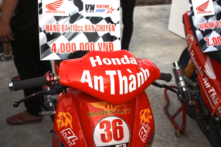 Để khiến các tay đua dễ "núp gió" và có hiệu năng khí động học cao hơn, đầu đèn nguyên bản đã được thay bằng đầu kín, đồng thời tay lái của xe được hạ gập xuống.