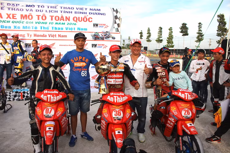 Ở hạng bán chuyên của giải đua xe máy Honda toàn quốc vừa diễn ra ở Bình Dương vào cuối tháng 7, cả 3 chiếc xe về nhất đều là những chiếc Honda Wave 110 độ của đội HEAD Honda An Thành.