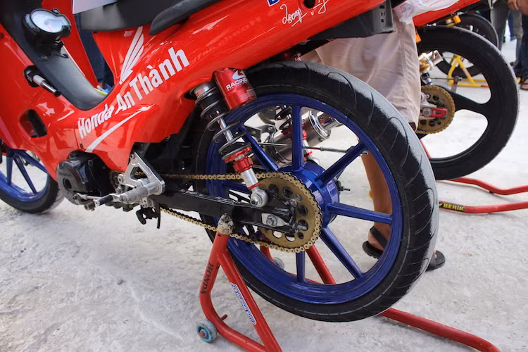 Thay vì bánh căm như Wave nguyên bản, chiếc xe được trang bị bộ vành Racing Boy 8 cánh. Phuộc sau của xe cũng đã được thay bằng loại Racing Boy, trong khi hệ thống xả cũng đã được lò độ "thửa riêng".