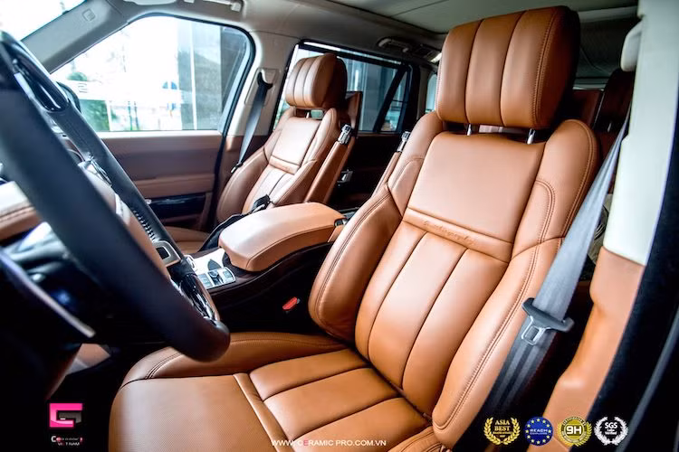 Bệ trung tâm rộng rãi với nhiều ngăn chứa đồ tiện dụng, ngay dưới cần số là núm chỉnh của hệ thống dẫn động 4 bánh Terrain Response "độc quyền" của dòng SUV hạng sang Range Rover, giúp xe có khả năng chinh phục đa số những cung đường khó khăn.