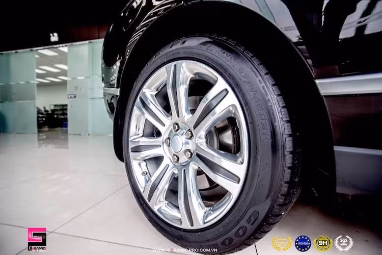 Ngoài ra, chiếc xe còn được trang bị bộ mâm 7 cánh với kích thước 21 inch, được làm bằng kim loại phay bóng đầy vẻ cao cấp với những đường sơn xám nằm chính giữa mỗi cánh mâm.