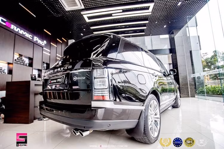 Tại thị trường xe ôtô nhập khẩu tại Việt Nam, giá của một chiếc Range Rover SVAutobiography LWB đã lên tới trên 10 tỷ đồng từ trước thời điểm 1/7. Với động cơ 5.5l, giá của chiếc xe hiện tại còn đắt hơn nữa.