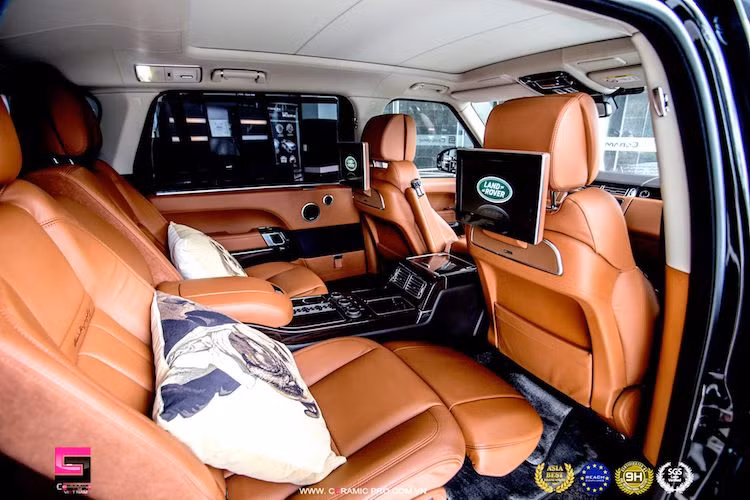 Các ghế ngồi của xe đều được bọc trong da cao cấp màu vàng với lưng ghế thêu nổi chữ Autobiography. Với trục cơ sở lớn, chiếc xe được trang bị hàng ghế sau có khả năng massage, bàn gấp bằng điện, các cổng sạc USB, bệ trung tâm nhiều chức năng hơn và đèn chiếu sáng độc đáo.