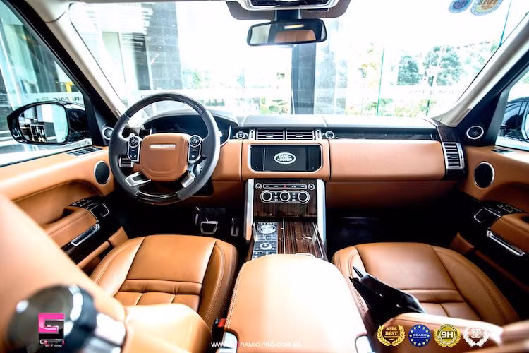 Nội thất của Range Rover đầy sang trọng và hiện đại với các vật liệu cao cấp nhất được sử dụng và nhiều hệ thống hiện đại. Trên bảng táp-lô là một màn hình cảm ứng lớn, đóng vai trò là hệ thống thông tin giải trí.