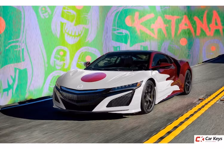 Trong biệt đội cảm tử, nữ sát thủ Katana tới từ Nhật không chỉ sử dụng thành thạo kiếm mà còn có các kỹ năng chiến thuật cao, khiến cô phù hợp với siêu xe hiện đại mới nhất từ Nhật là Acura NSX.