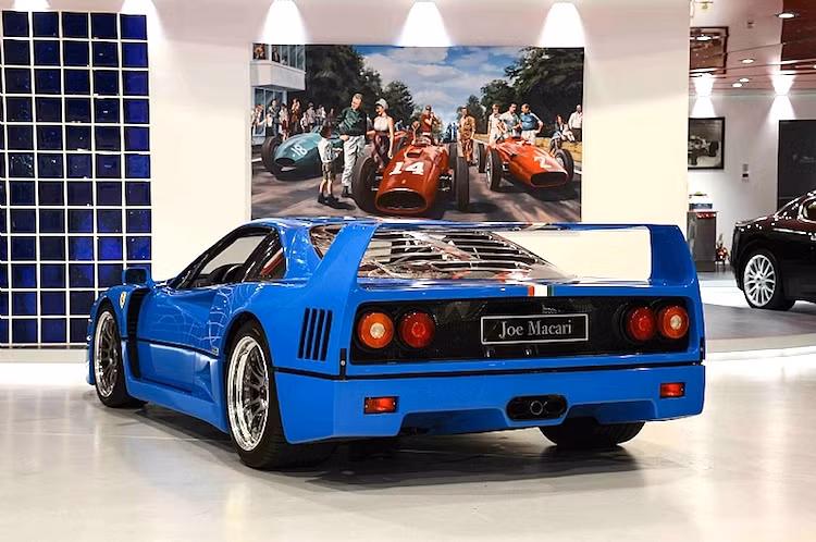 Có số lượng sản xuất chỉ 1311 chiếc, toàn bộ số xe F40 đều có màu đỏ Rosso Corsa truyền thống của Ferrari. Tuy nhiên người ta cũng đã bắt gặp những chiếc F40 với màu khác như vàng, đen hay xanh da trời như chiếc F40 trong bài viết này. Ngoại trừ màu đỏ, toàn bộ những màu sắc khác trên F40 đều là sơn lại.