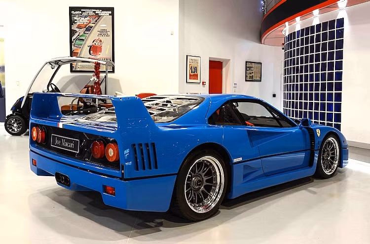 Vào năm 1987, giá của Ferrari F40 là vào khoảng 400.000 USD. Theo quy đổi tỉ giá, số tiền này tương đương 830.000 USD ngày nay. Tuy nhiên hiện nay, những chiếc F40 đều có giá lên tới hàng triệu USD. Chiếc F40 màu xanh da trời độc nhất Thế giới này hiện đang được treo giá tới 1,239 triệu USD (tương đương 27,6 tỷ đồng).