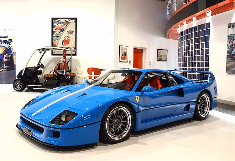 Được sản xuất từ năm 1987 tới 1992, siêu xe Ferrari F40 đặc biệt để kỷ niệm 40 năm thành lập hãng. Ngoài ra, F40 còn có ý nghĩa đặc biệt khi là chiếc xe cuối cùng được chính Enzo Ferrari - nhà sáng lập hãng siêu xe Ý đích thân xét duyệt để đưa vào sản xuất.