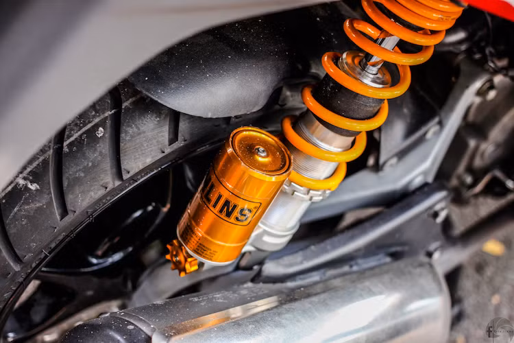 Ở phía sau, chiếc xe đã được nâng cấp lên phuộc Ohlins được thiết kế dành riêng cho Dylan, không chỉ đem tới độ êm ái và khả năng điều khiển xe chính xác hơn mà khiến nó đầy "sang chành".