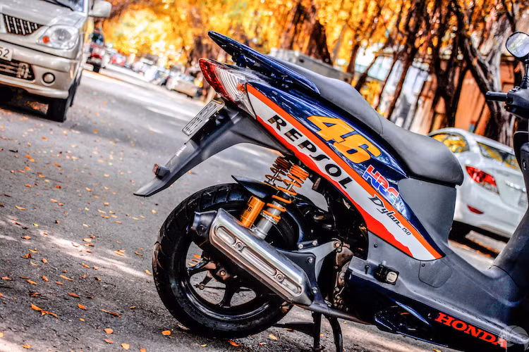 So với Honda SH, số lượng người chơi xe tay ga Dylan hiện tại ít hơn rất nhiều. Đây cũng không phải là một dòng xe ga thường được mang ra độ. Tuy nhiên, gần đây một người chơi xe đã quyết định "trang điểm" cho Dylan để chiếc xe hấp dẫn hơn.