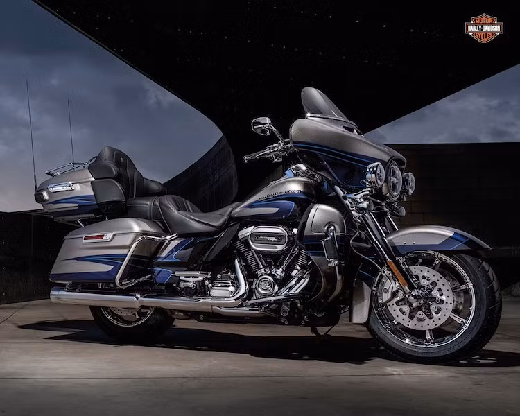 Quay lại với những chiếc HD 2017, các mẫu xe "hàng thửa" CVO có một số thay đổi nhỏ như bộ mâm Contrast Chrome Slicer mới, yên thoải mái hơn và 4 màu sắc sơn thủ công mới.