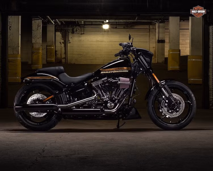 Những chiếc CVO Pro Street Breakout đời 2017 đều có hệ thống phuộc và động cơ mới, đồng thời có thêm nhiều chi tiết màu đen "ngầu" hơn nữa. HD đưa cho dòng xe này 3 tùy chọn màu sơn, trong đó có màu mới là Đen Starfire kết hợp với Đỏ Scorched Apple.