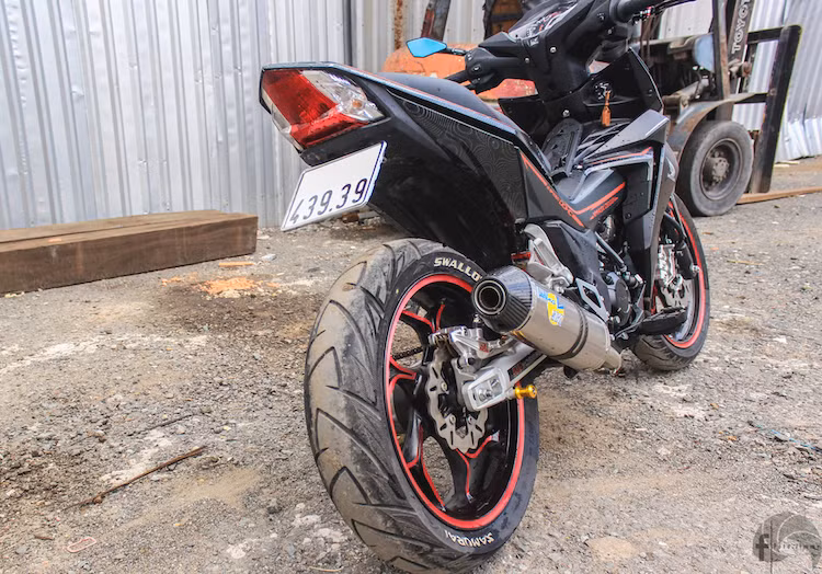 Trên xe nguyên bản, chắn bùn phía sau đã được Honda làm nhô ra ngoài khá xấu, chính vì vậy chủ xe đã loại bỏ hoàn toàn phần chắn bùn này và thay bằng pát biển số rút gọn như những chiếc xe phân khối lớn.