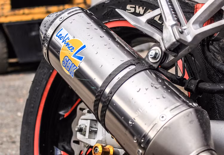 Khối động cơ nguyên bản 150 cc DOHC 1 xi-lanh của Winner được giữ nguyên bản, tuy nhiên có tiếng nổ trầm ấm và hấp dẫn hơn nhờ có cây pô Leovince SBK "hàng hiệu"/