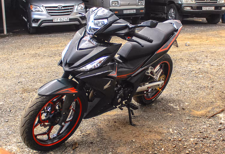 Kể từ khi ra mắt tới nay, Honda Winner 150 luôn là mẫu xe thường xuyên được nhắc đến và gây tranh cãi trong cộng đồng yêu môtô, xe máy Việt Nam, đặc biệt khi nói tới kiểu dáng. So với đối thủ Yamaha Exciter 150, Winner sở hữu cặp mâm 6 cánh kép độc đáo hơn, nhưng lại có bản nhỏ hơn khiến lốp khá hẹp.