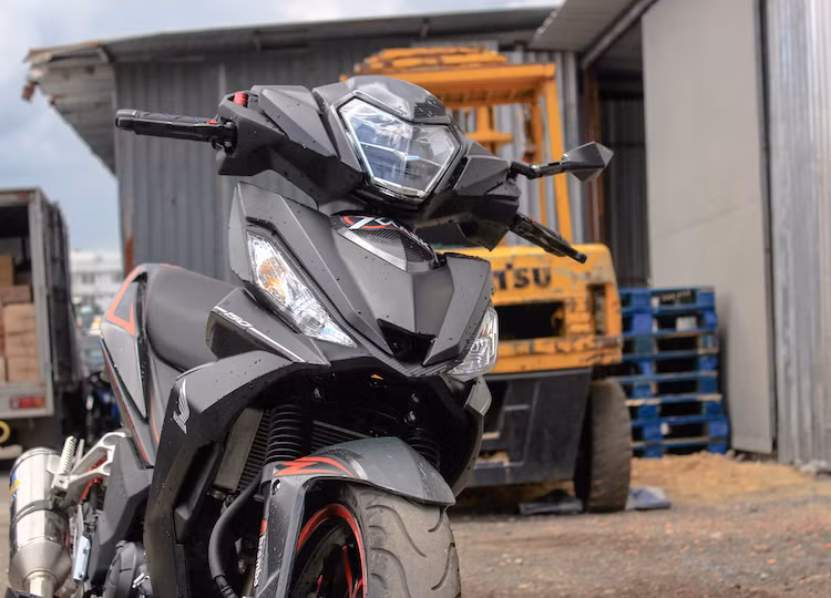 Để khiến chiếc xe côn tay mới nhất của Honda trở nên mạnh mẽ hơn, một biker miền Nam đã quyết định "lên mông to" - độ bánh lớn cho Winner, đồng thời "nhân tiện" trang bị cho chiếc xe một số "đồ chơi" mới.