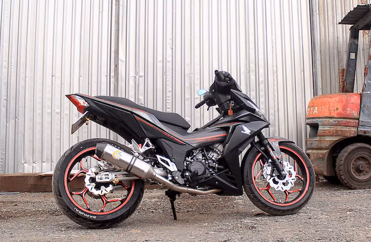 Dựa trên phiên bản Winner cao cấp với màu đen mờ, chủ xe đã dán carbon nhiều chi tiết trên vỏ. Cùng với một số phần vỏ xe đã được Honda đúc sẵn với vân carbon, cách dán thân xe này khiến cho Winner mang hình ảnh mạnh mẽ hơn.