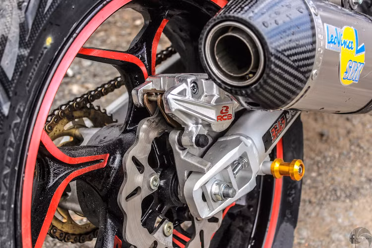 Ở phía sau, hệ thống phanh của xe cũng đã được nâng cấp với heo Racing Boy, đĩa hoa đồ chơi. Gắp nhôm hàn cứng cáp đã được thay cho gắp thép nguyên bản của xe, không chỉ cứng hơn mà còn chống rỉ, nhẹ và đem tới cho Winner điểm nhấn hấp dẫn.