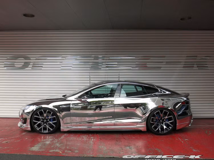 Không chỉ lắp mâm, "dàn chân" của Model S cũng còn tiếp tục được hãng độ Nhật quan tâm với hệ thống treo khí nén có thể điều chỉnh chiều cao tùy thích, giúp chiếc xe điện cao cấp có thể hạ gầm sát đất khi đỗ, đem tới "thế đứng" thấp đầy hấp dẫn.