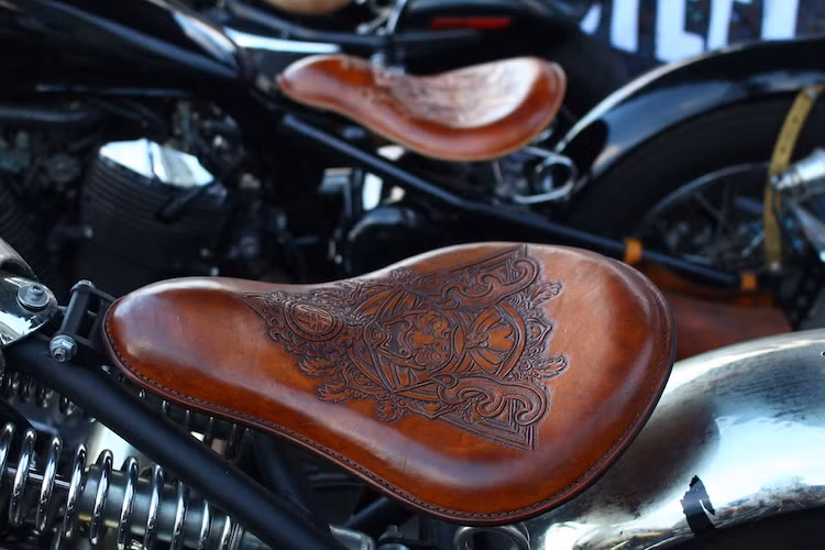 Trong Thế giới xe độ, kiểu dáng xe thường được áp dụng phong cách Steampunk nhất là cruiser, khi phong cách này khiến chiếc xe có vẻ hoài cổ nhưng vẫn đầy "nổi loạn" và "chất chơi".