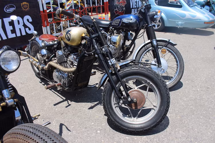 Điểm chung của các mẫu xe độ này ngoài những đặc trưng của phong cách steampunk nêu trên còn có thêm giảm xóc dạng "giò gà" springer ở phía trước và lốp xe với thành cao, gợi nhớ về những chiếc môtô cổ từ những năm đầu Thế kỷ 20.