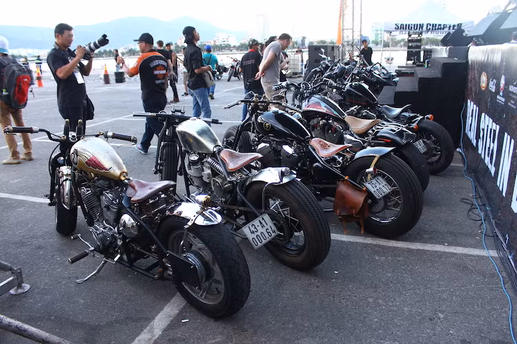 Đặc trưng của phong cách độ Steampunk đó là những chi tiết được chế tạo thủ công bằng đồng, da hoặc kim loại trần được đánh bóng, các hoa văn trang trí theo lối châu Âu cổ đầy phức tạp và một số bộ phận phô bày vẻ đẹp máy móc.