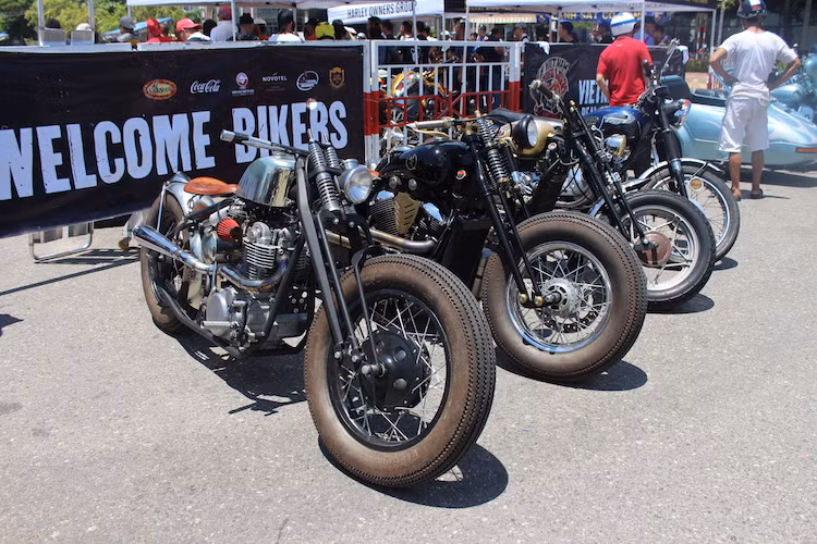 Được xếp ngay ngắn ở các khu vực như cổng vào và sau đó là sân khấu chính, dàn môtô phong cách Steampunk xuất hiện tại lễ hội Vietnam Bike Week 2016 vừa qua đã luôn là tâm điểm chú ý của những biker và các khách thăm quan có mặt ở sự kiện.