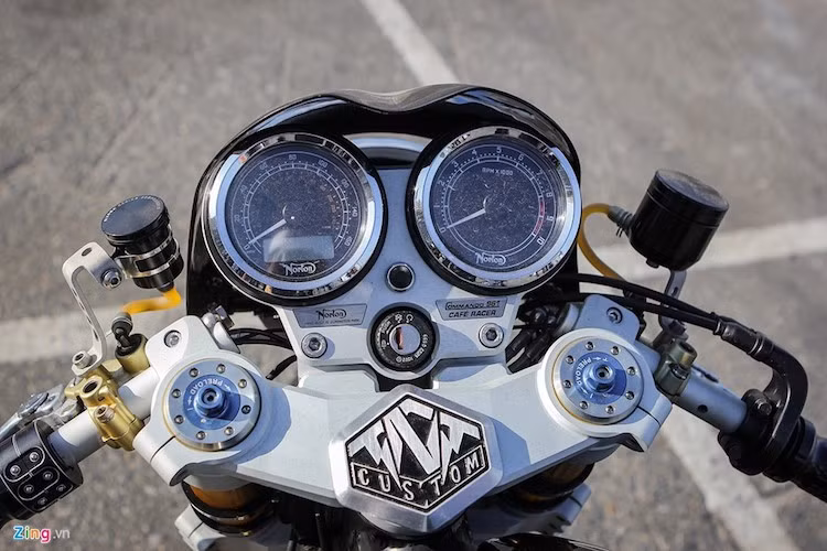 Cụm đồng hồ đôi dạng analog và có đồng hồ điện tử nhỏ bên trong.