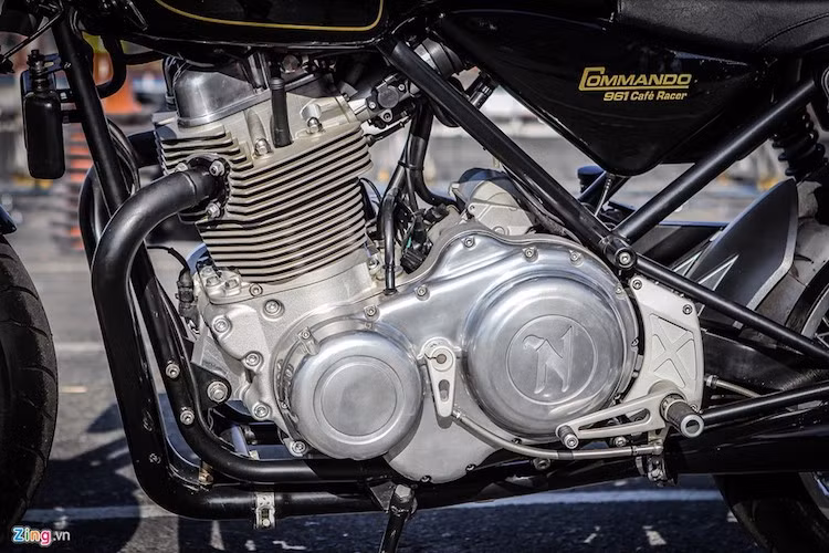 Norton Commando 961 Cafe Racer được hãng xe Anh quốc trang bị động cơ xi-lanh đôi, dung tích 961 phân khối, làm mát bằng không khí/dầu, công suất 80 mã lực tại 6.500 vòng/phút và mô-men xoắn cực đại 90 Nm tại 5.200 vòng/phút, hộp số 5 cấp.