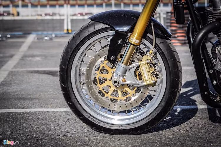 Norton Commando 961 Cafe Racer được trang bị phanh đĩa đôi, đường kính 320 mm phía trước, kẹp phanh Brembo 4 pittion. Phanh đĩa sau đường kính 220 mm.