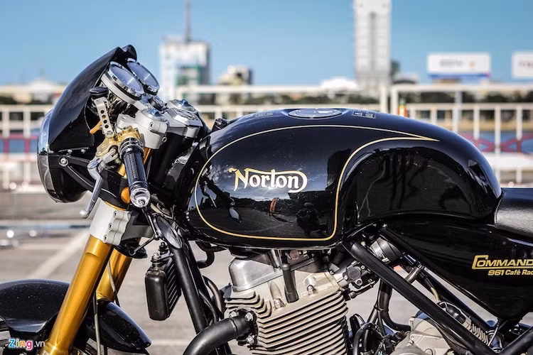 Bình xăng thiết kế đặc biệt, với khoảng lõm sâu phía người lái, hoàn thiện với những đường kẻ vàng trang trí.