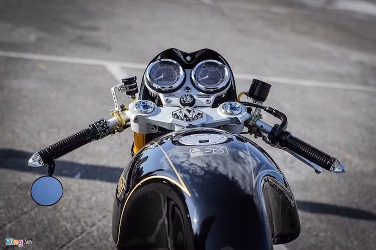 Cụm tay lái đặt thấp đặc trưng của dòng xe cafe racer. Các chi tiết trên cụm tay lái đều được chế tạo trau chuốt.