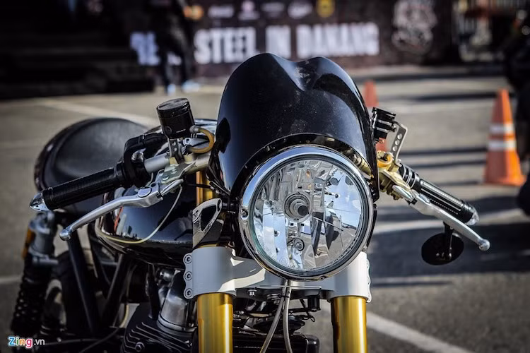 Cụm đèn pha thiết kế tròn cổ điển. Commando 961 Cafe Racer sở hữu trục cơ sở dài 1.420 mm. Yên xe dạng đơn, mặc dù vậy, người dùng có thể tùy chọn yên đôi. Chiều cao yên xe 813 mm.