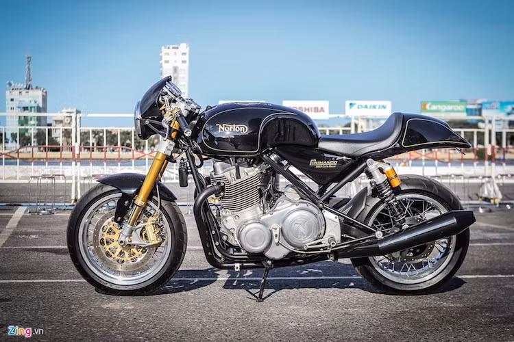 Norton Motorcycle là một trong những hãng xe nổi tiếng của Anh, thành lập năm 1898. Commando 961 Cafe Racer là một trong những sản phẩm chính của hãng xe Anh Quốc. Đây cũng là hàng hiếm tại Việt Nam. Dòng xe Commando 961 của Norton gồm 3 phiên bản SF, Cafe Racer và Sport.