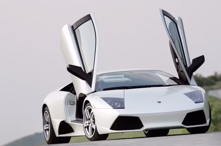 Khi nhắc tới thiết kế cửa siêu xe độc đáo, cái tên Lamborghini được nhiều người nghĩ tới đầu tiên với kiểu cửa cắt kéo được hãng áp dụng trên những siêu xe đầu bảng của mình từ chiếc Countach cho tới Aventador ngày nay. Với bản lề thủy lực, kiểu cửa này mở lật lên trên thay vì sang ngang như các xe truyền thống.