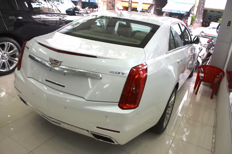 Dải đèn phanh dài hình chữ V chạy ngang nắp khoang hành lý cũng là một trong những chi tiết đã tồn tại từ thế hệ CTS đầu tiên tới ngày nay, ngay bên dưới là tay nắm mở khoang hành lý cũng được mạ chrome bóng lộn với logo Cadillac theo kiểu mới nằm chính giữa. Cụm ống xả của xe có chụp hình bình hành độc đáo.