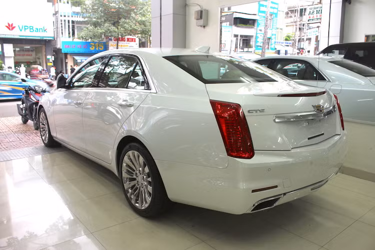 So với các đối thủ khác tại thị trường Việt Nam như Audi A6, Mercedes E-Class hay BMW 5 Series, CTS đắt hơn tất cả. Mẫu xe gần nhất với giá của CTS 2016 hiện nay là BMW 5289 với giá niêm yết 2,752 tỷ đồng. Tuy nhiên đổi lại, khách hàng sẽ có một chiếc sedan cao cấp với thiết kế đậm chất Mỹ và khó bị "đụng hàng".