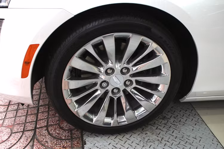 Bộ mâm của CTS cũng có thiết kế rất đẹp mắt và sang trọng với đường kính vành 17 inch, 15 chấu được chia thành 5 cánh tam và được mạ chrome bóng lộn. Từ trước tới nay, Cadillac luôn sử dụng khá nhiều chi tiết mạ chrome trên những chiếc xe của họ, và truyền thống này tiếp tục lặp lại với CTS thế hệ thứ 3.